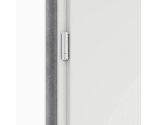 Detailní záběr dveří s kováním