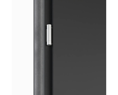 Detailní pohled na dveře se stříbrným závěsem dveří