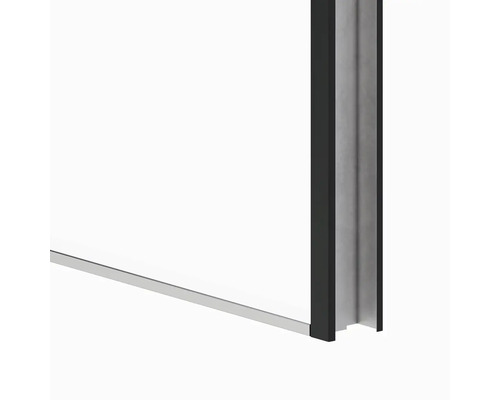 Detail sprchového koutu s černým rámem a stříbrnou lištou.