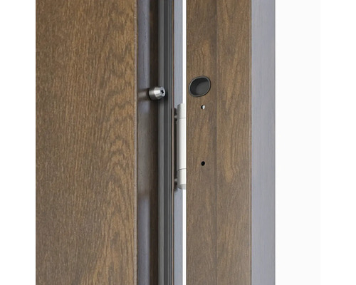 Detailní pohled na dřevěné vchodové dveře s dveřním závěsem