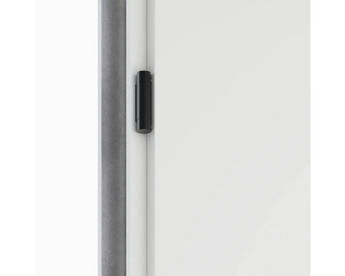 Detail černého závěsu na bílých dveřích