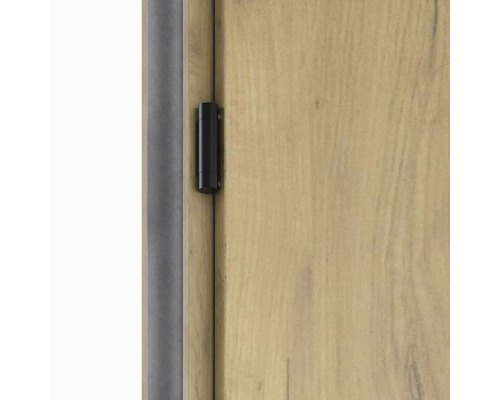 Detailní pohled na dveře se závěsem