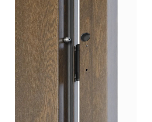 Detailní pohled na dřevěné vchodové dveře se zámkem a kováním