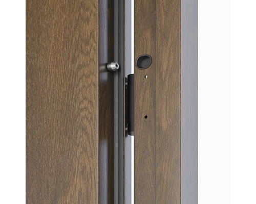 Detail dřevěných dveří s kováním a kukátkem