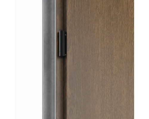 Detail dveří s černým závěsem