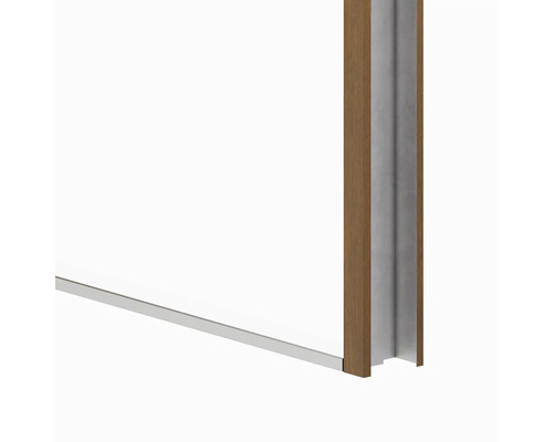 Detailní pohled na dřevěný rám dveří s kovovou vložkou