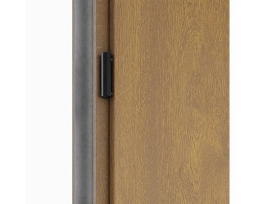 Detail dveří s černým závěsem