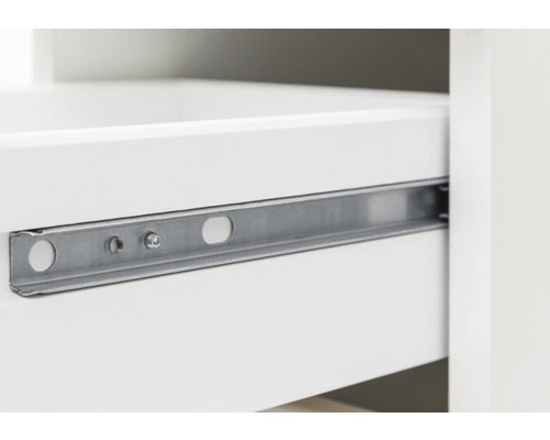 Detail zásuvky s kovovým lištovým vedením