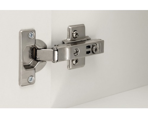 Kovový závěs připevněný k bílým dveřím