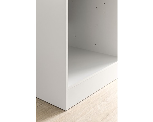 Detailní pohled na bílou polici s policemi