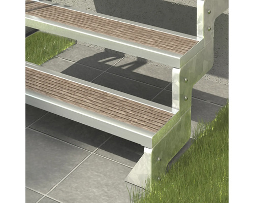 Detailní záběr schodiště s dřevěnými schody a kovovým rámem venku.