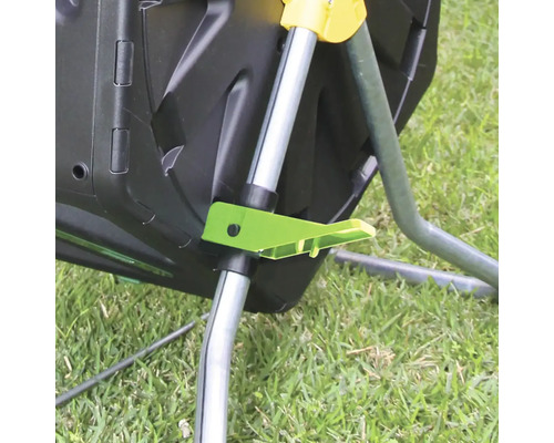 Detailní záběr kompostéru s rotační funkcí a zeleným zajišťovacím mechanismem.