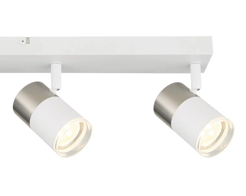 Dvě svítidla na bílé liště