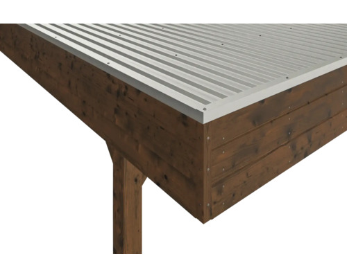 Detail dřevěného carportu s kovovou střechou