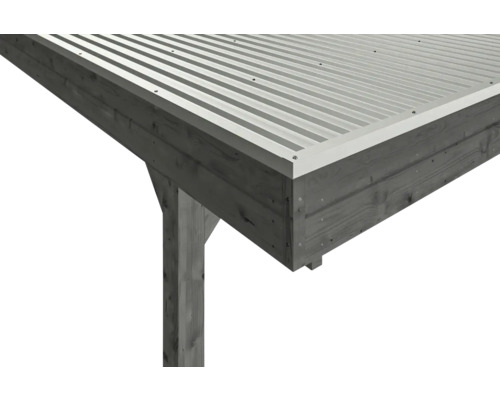 Detail dřevěného zahradního pavilonu s kovovou střechou