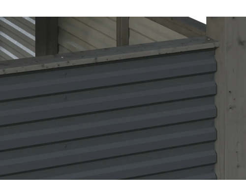 Detailní pohled na stěnu zahradního domku s vodorovnými profilovými deskami