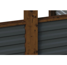 Detail zahradní stěny domu s dřevěnými sloupky a kovovým obkladem