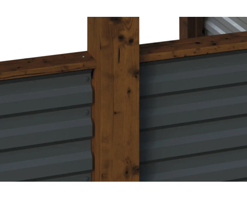 Detail zahradní stěny domu s dřevěnými sloupky a kovovým obkladem