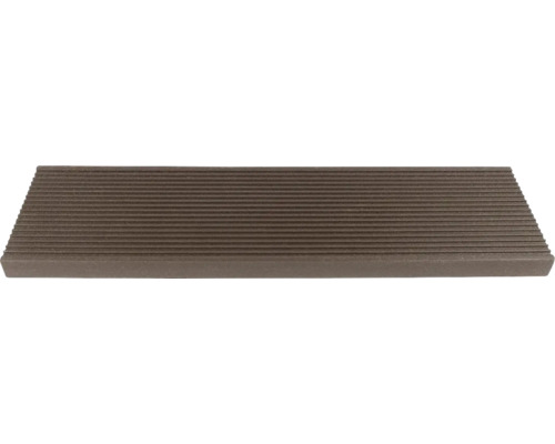 Terasa z dřevoplastu s vroubkovaným povrchem