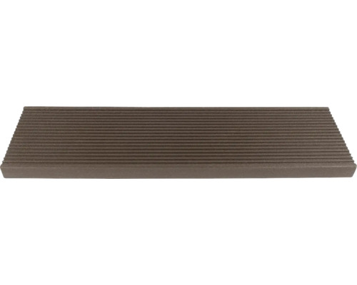 Terasa z dřevoplastu s rýhovaným povrchem