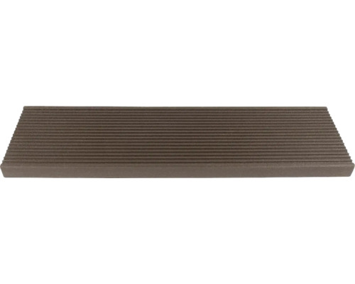 Terasa z dřeva s rýhovaným povrchem