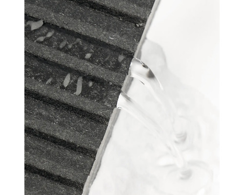 Detail střešní desky z plastu a bitumenu