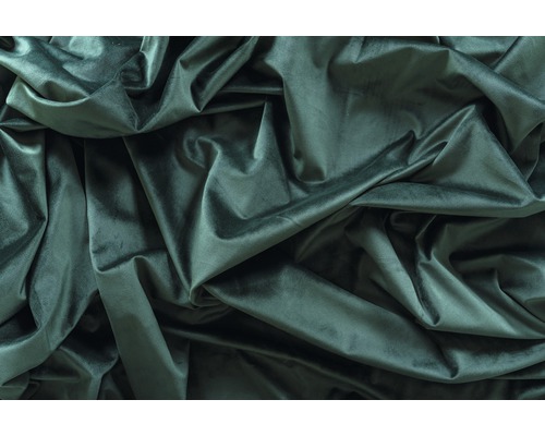 Detailní záběr tmavě zelené sametové látky ve skladech