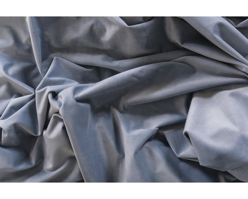 Detail šedé sametové látky ve skladech