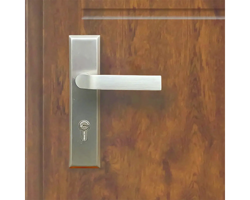 Nerezová klika se zámkem na dřevěných dveřích