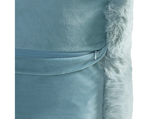 Detailní pohled na dekorativní polštář se zipem a lemem z umělé kožešiny