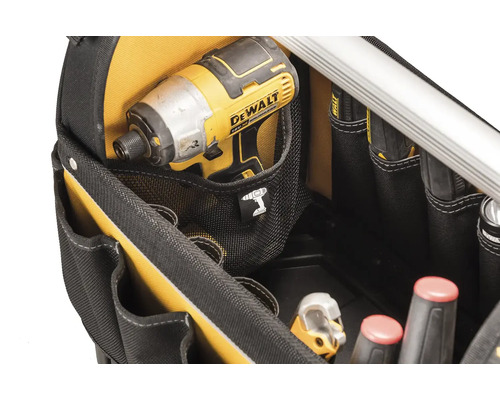 Brašna na nářadí s různým nářadím, jako je akumulátorový rázový utahovák a šroubovák