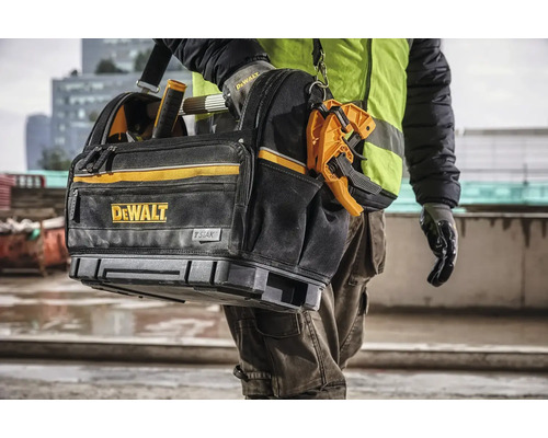 Brašna na nářadí DeWalt s logem STAK, kterou nese osoba.