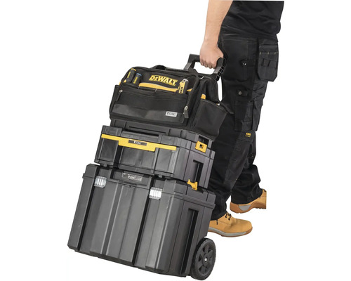 Osoba táhne vozík na nářadí s kufrem na nářadí od společnosti DeWalt.