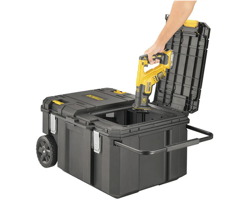 Bedna na nářadí s kolečky a akumulátorová šavlová pila uložená uvnitř