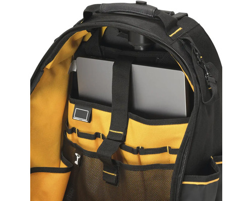 Vnitřní pohled na batoh na nářadí s přihrádkami a tabletem