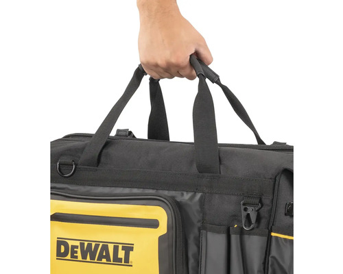 Ruka drží brašnu na nářadí Dewalt