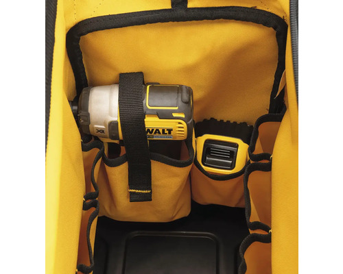 Vnitřní pohled na brašnu na nářadí s akumulátorovým rázovým utahovákem a akumulátorem