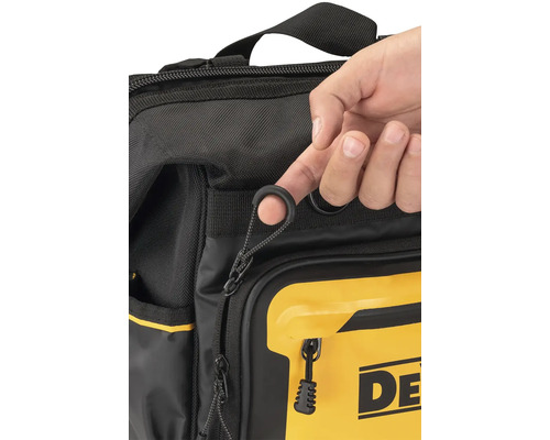 Detailní záběr brašny na nářadí se zipem a rukou