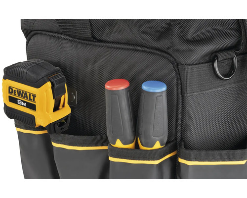 Detailní záběr brašny na nářadí se svinovacím metrem a šroubováky