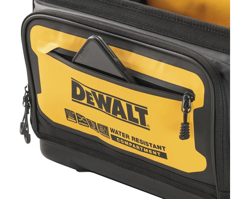 Detail brašny na nářadí DeWalt s voděodolnou přihrádkou a smartphonem ve vnější kapse.