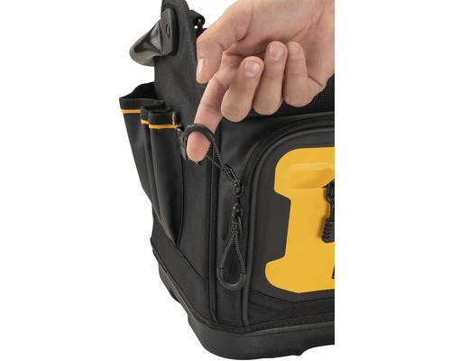 Detailní pohled na brašnu na nářadí s rukou, která tahá za zip