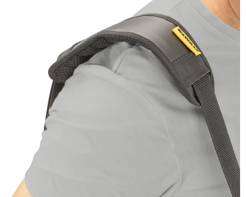 Detailní záběr muže nesoucího popruh na brašnu na nářadí s logem DeWalt.