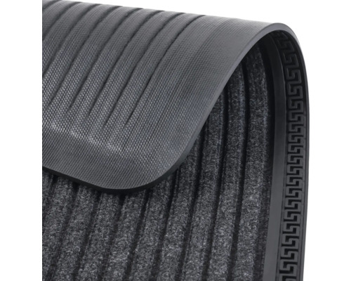 Detail šedé rohožky s drážkovanou strukturou