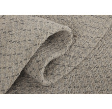 Detail světlého koberce s tkanou strukturou
