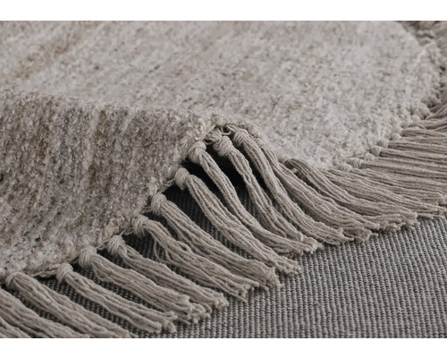 Detail kulatého koberce s třásněmi