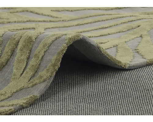 Detailní pohled na koberec s abstraktním vzorem a vysokým vlasem