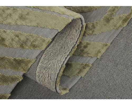 Detailní pohled na koberec s pruhovaným vzorem