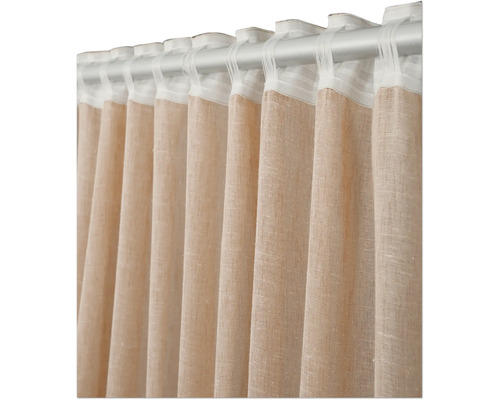 Látkový závěs zavěšený na tyči