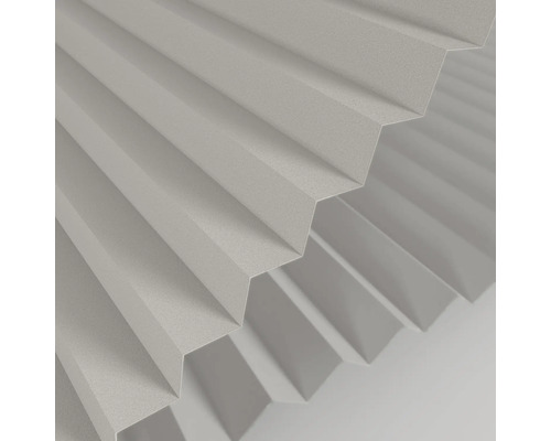 Detail šedé plisované žaluzie