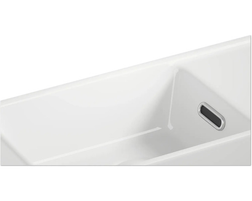 Detailní pohled na keramické umyvadlo s přepadem